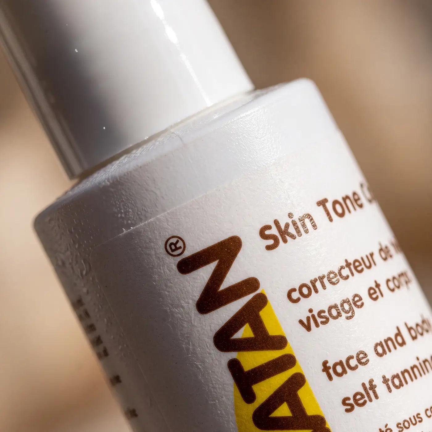 Gros plan sur l'étiquette du flacon PERMATAN Skin Tone Corrector, correcteur de teint visage et corps pour le vitiligo